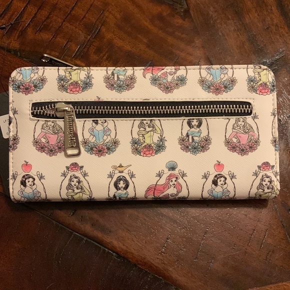 New Disney Loungefly Wallet Princesses 👸🧚🏻‍♀️👑💞 - Picture 7 of 7
